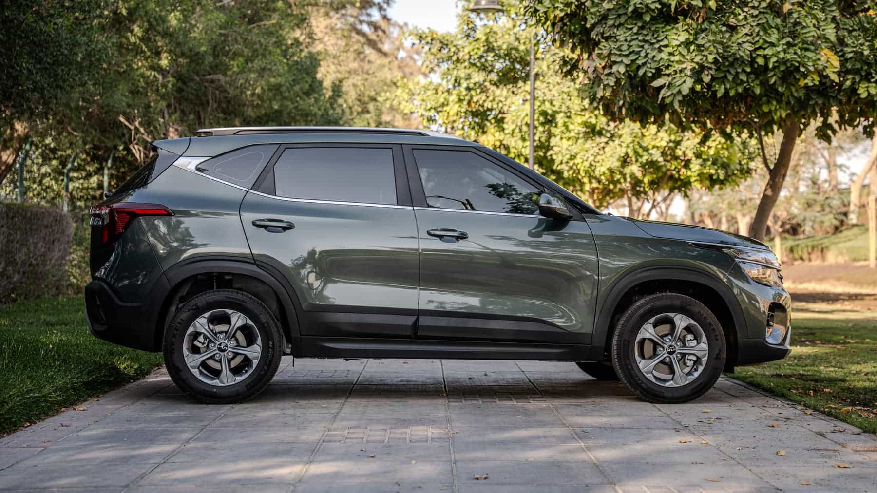 Kia Seltos Dark Green - thumbnail 2