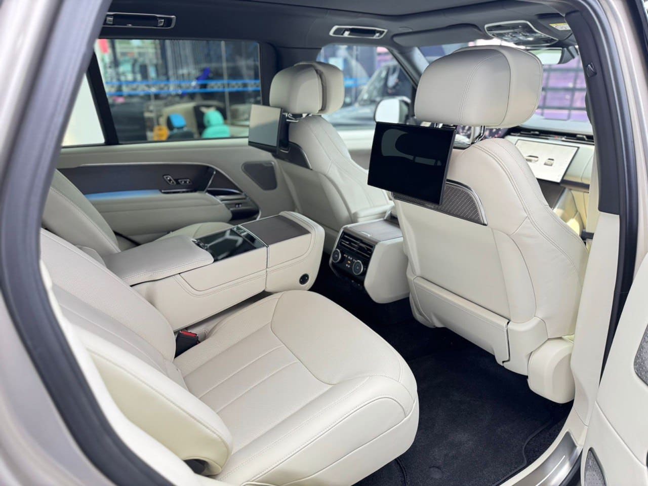 Range Rover view 10