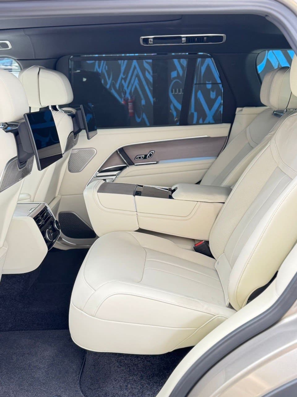 Range Rover view 9