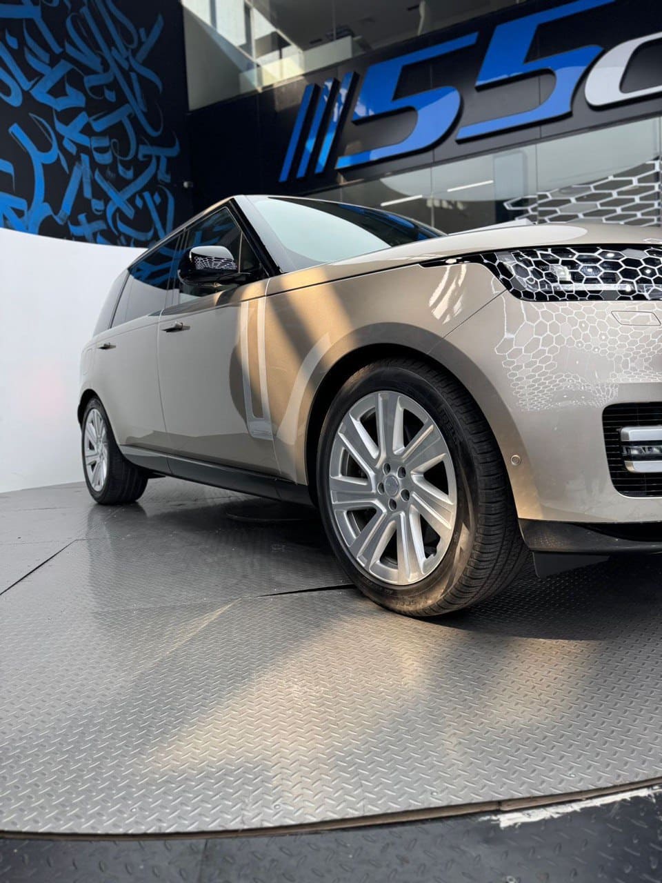 Range Rover view 4