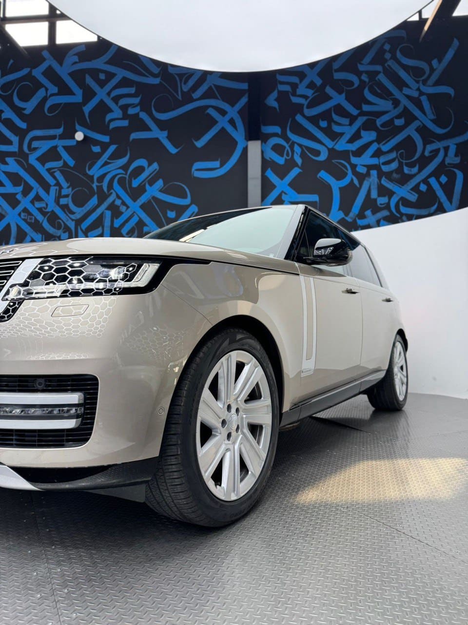 Range Rover view 3